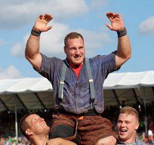 Klubkameraden feiern den neuen Schwingerkönig. 